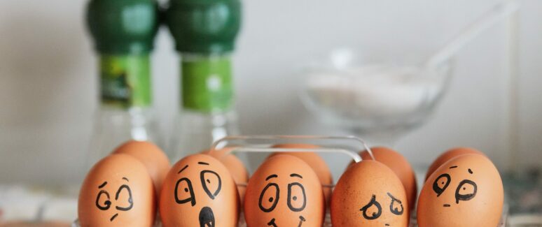 boite d’œufs avec les émotions dessinées dessus